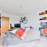2 Bed Apartment Only 15 Mins From Central London