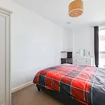2 Bed Apartment Only 15 Mins From Central London