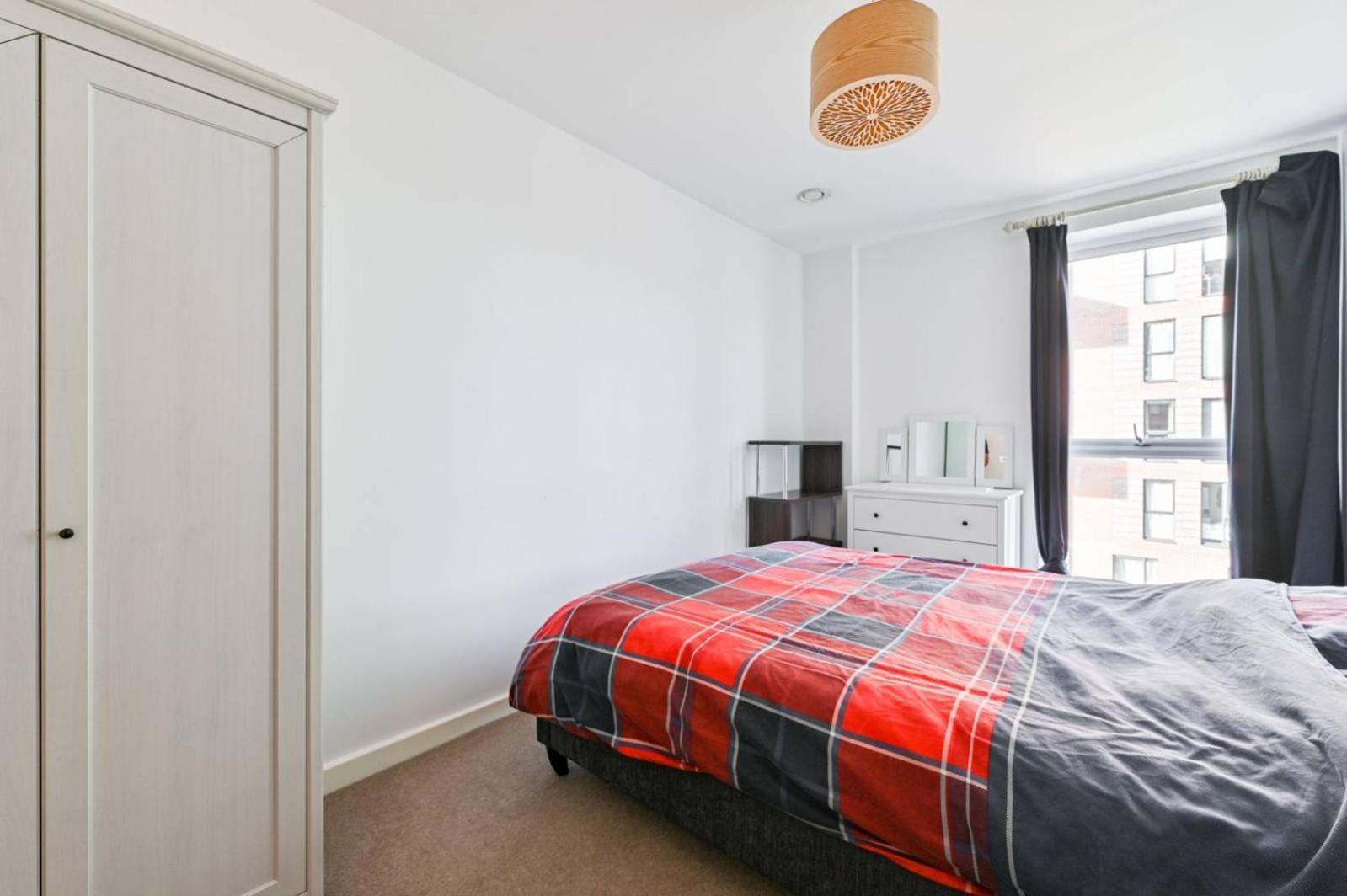 2 Bed Only 15 Mins From *