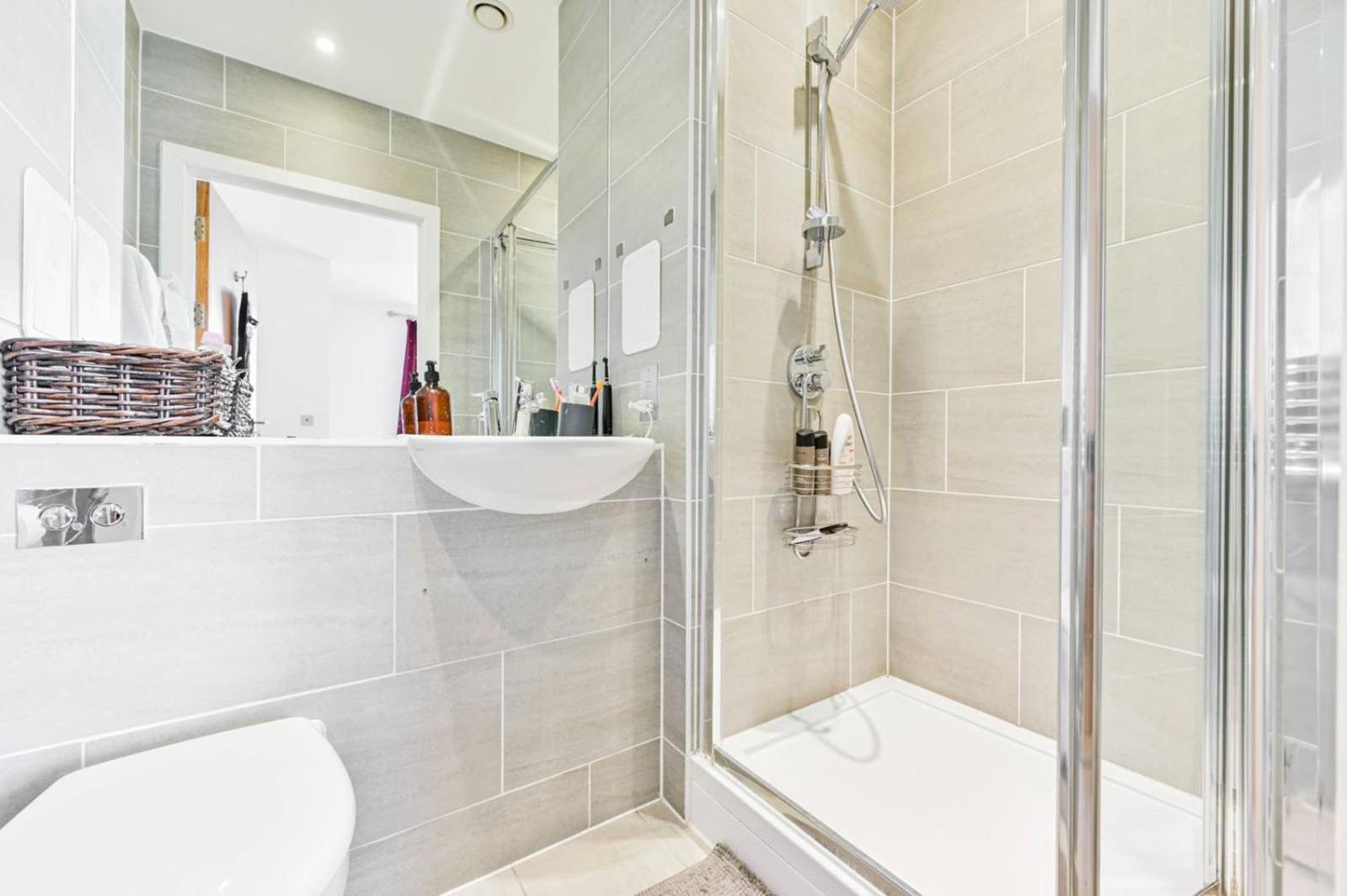 2 Bed Only 15 Mins From *