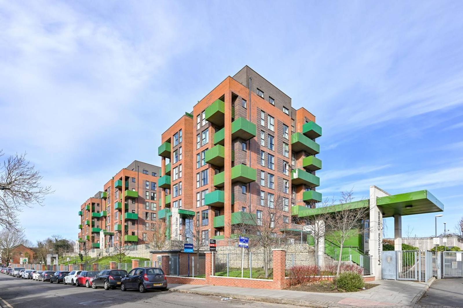 2 Bed Only 15 Mins From *